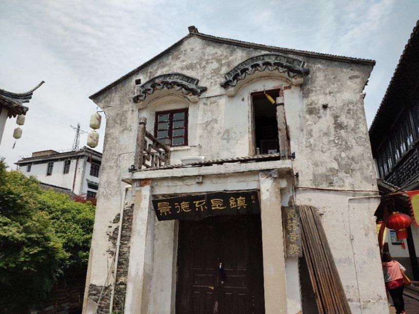 高速公路上人货混装危险！